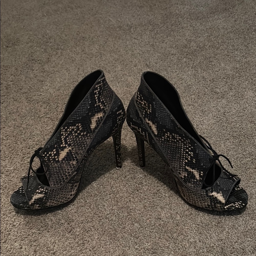 Pour La Victoire Black and Cream Heels